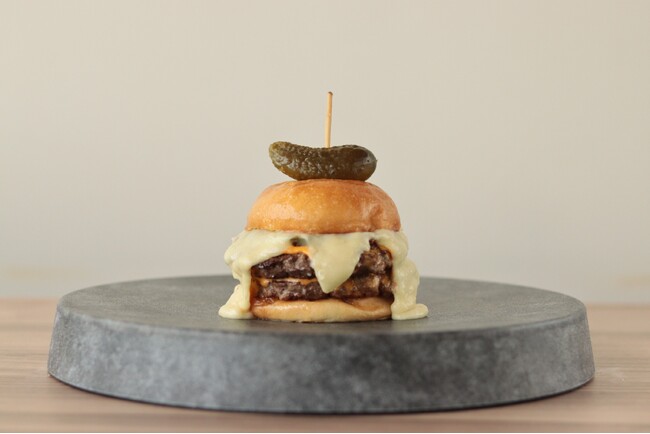 【淡路島】パン職人×自社牧場の牛でつくる“本気のご当地バーガー”「Burger & Cafe MAHOROBA」淡路和牛100％パティがSNSでも反響