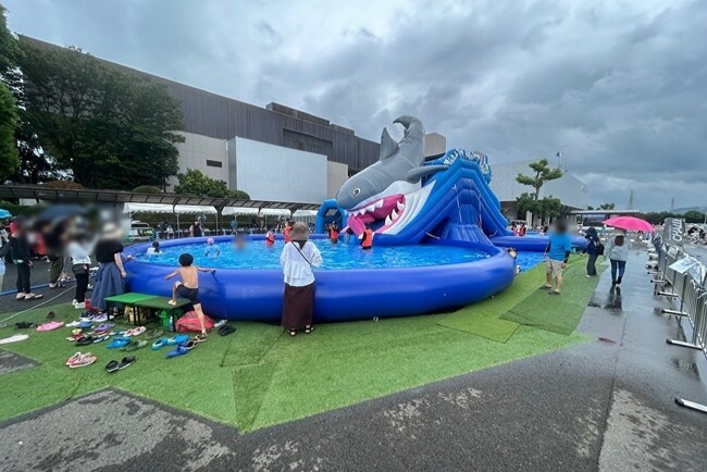 【夏休みイベント集客に】超大型ウォータープール2種のレンタル受付を開始 ー恐竜・ペンギンなど多彩なデザイン