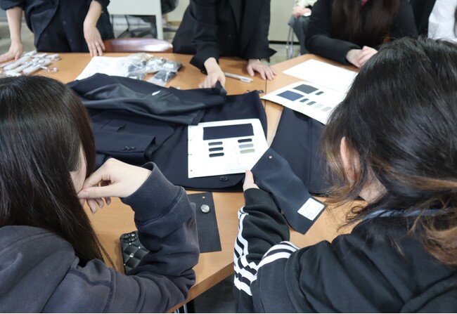 「制服は卒業したら着れない」という常識を変える　生徒が主体となり“自分の未来”に合わせてつくる「オーダースーツ制服」を導入
