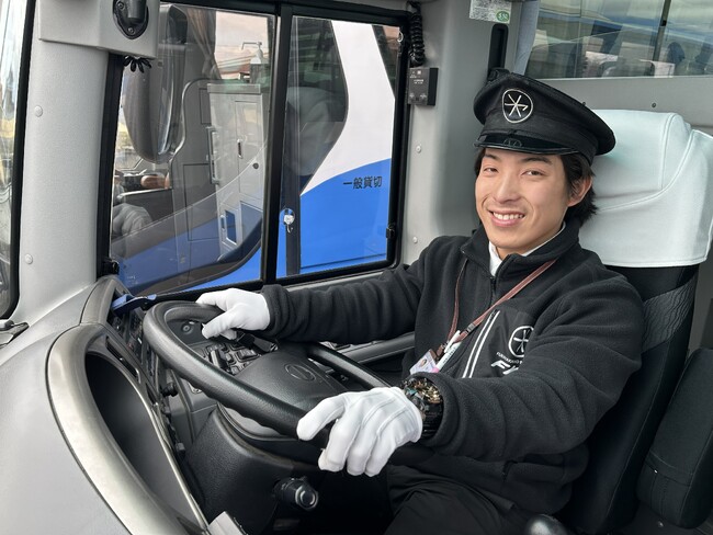 深谷観光バス、19歳の貸切バス運転士が誕生