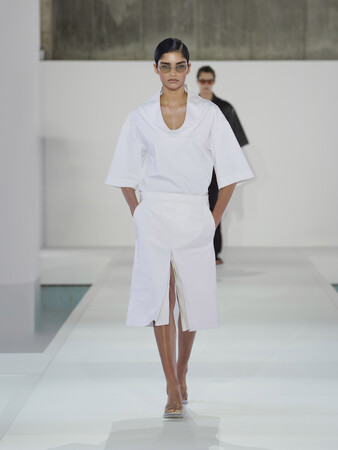ランウェイに宿るシネマティックな美 | COSが韓国初のショーでSS2026コレクションを発表