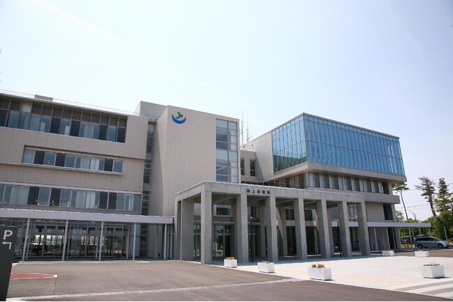 【秋田県潟上市】人気プロ雀士・東城りお × 老舗蔵元・小玉醸造が初コラボ　純米吟醸「澄月」の限定ラベルがふるさと納税に登場