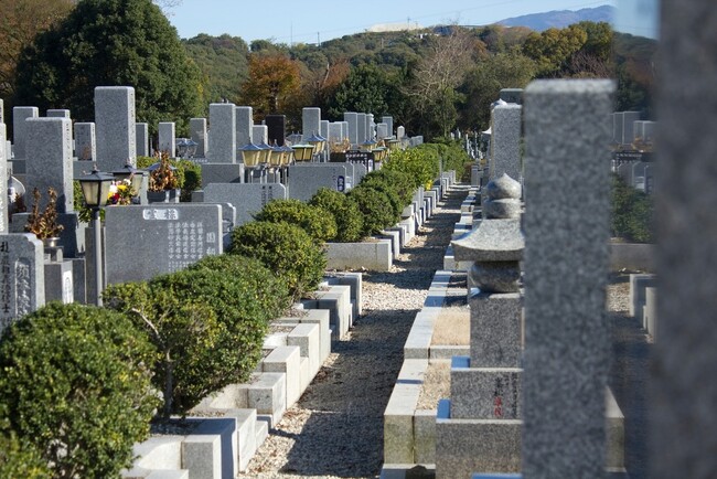 墓じまい代行サービス利用経験者の89.47％が「よかった」と回答｜利用理由の最多は「お墓が遠方にあるため」、業者選定では「料金体系が明確」を重視【わたしたちの墓じまい】