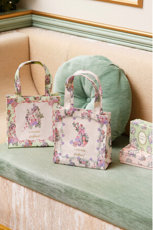 【LADUREE × Cath Kidston】マカロン発祥の老舗パティスリー「LADUREE（ラデュレ）」とコラボレート。ブックバッグなど4月3日（金）より予約販売開始！