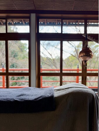 京都・今熊野観音寺の静寂空間「茶所 閑坐」を完全貸切 “景色の見え方が変わる”ヘッドスパ体験をAMATORA SPAが4月より開始