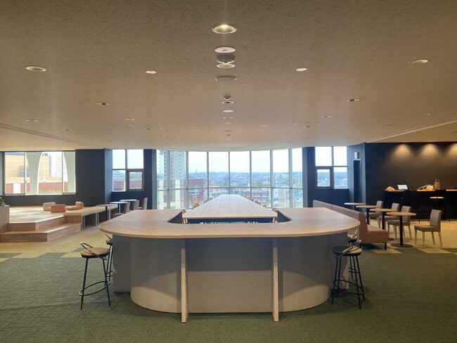 丸天産業、就活早期化時代の実践教育に参画、学部横断の中京大生22名が企業3社と協働してデザインした学生ラウンジがリニューアルオープン