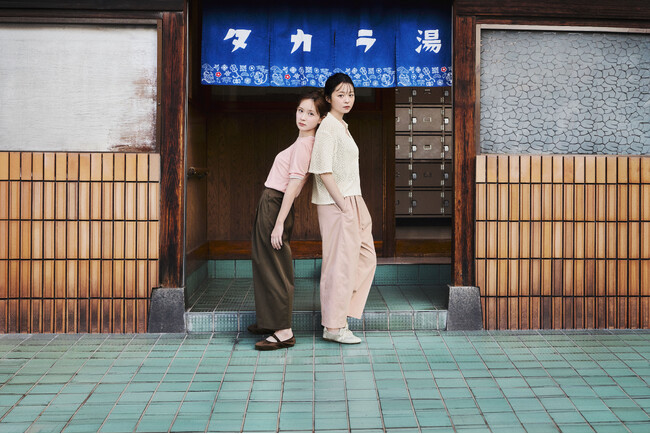 畑芽育さんと莉子さんを起用したWEB CMを公開累計本数1000万本を販売した「バレルレッグパンツ」の春夏新作が登場