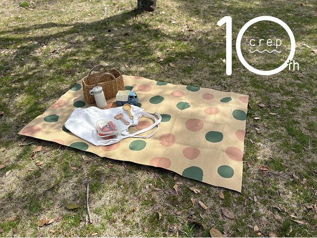 累計10万枚突破の「ピクニックラグ」に新定番が追加。ブランド10周年の節目に、手書きの温もりを纏った「ドット柄」を一般販売開始。