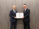 神奈川県福祉子どもみらい局　川名局長(左)、神奈川県住宅供給公社 専務理事　仲野(右)