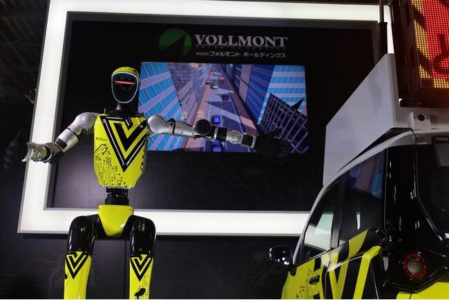 進化した次世代交通警備システムにヒューマノイドロボットが連携した現場を再現！