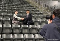 札幌大学卒業生が語る“札大で身につく力” ―　在学生によるトップ経営者へのインタビュー記事を2027年度大学案内の巻頭に掲載