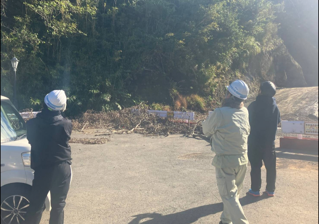 【八丈島　赤間建設株式会社　現場代理人大見山元一様の案件】災害復旧工事にドローン点群測量を導入｜土砂崩れ量を可視化し工期75％短縮　立川のドローンスクールコモンズ立川立飛