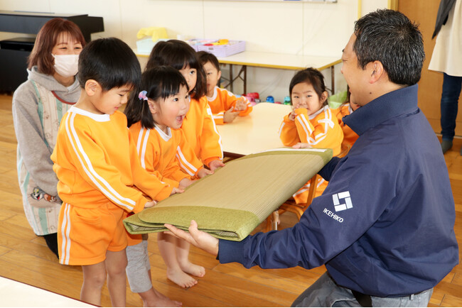 地元の子どもたちへい草のお昼寝布団をイケヒコが保育施設への寄贈を2026年も実施