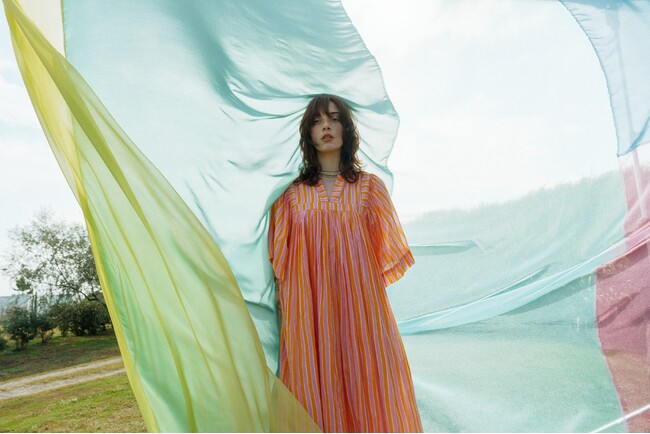 【Sara mallika】「Festival Express」をテーマに掲げた26年春夏コレクションより、祝祭の熱気と自由なムードを映し出すSummer Look Bookを公開