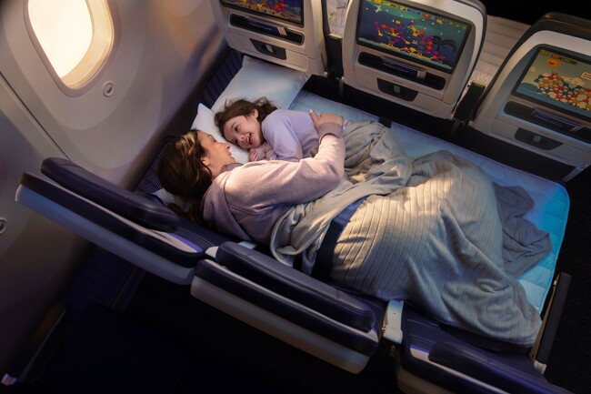 ユナイテッド航空、「United Relax Row（ユナイテッド・リラックス・ロウ）」を発表 - 「カウチ」に変わるエコノミーシートで国際線の快適性を向上