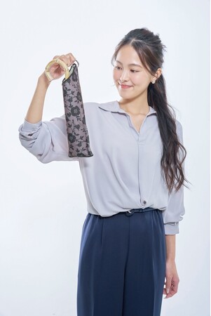 布と布がピタッ！とくっつく！濡れた傘をそのまま収納！「くっつくロール傘袋」から新柄登場！4月1日より発売
