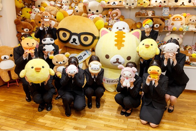 ―サンエックス2026年度入社式を実施―　リラックマが“1日社長”、広報「コロニャ」が“先輩社員代表“として新入社員をお出迎えしました