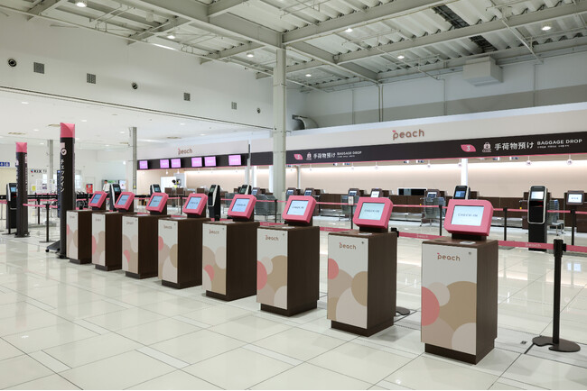 見た目も機能も進化！関西空港Peach国内線カウンターを刷新 Peach 初、自動手荷物預け機の運用を開始