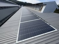 一度は諦めた耐荷重の課題を突破　養鶏場屋根にパネル設置時「静音」でニワトリのストレスも低減　「重さ6.1kg・厚さ3mm」の最新薄型太陽光パネルを設置
