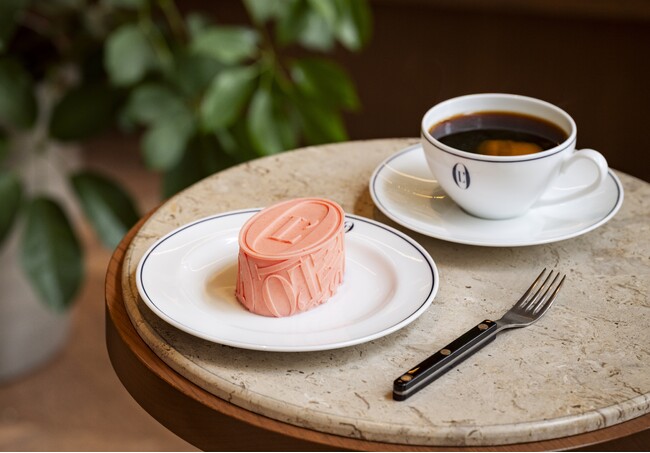 春の新作スイーツ「Strawberry Mousse L’OFFICIEL」発売。可憐なピンクが映える、苺とフランボワーズのムースケーキ