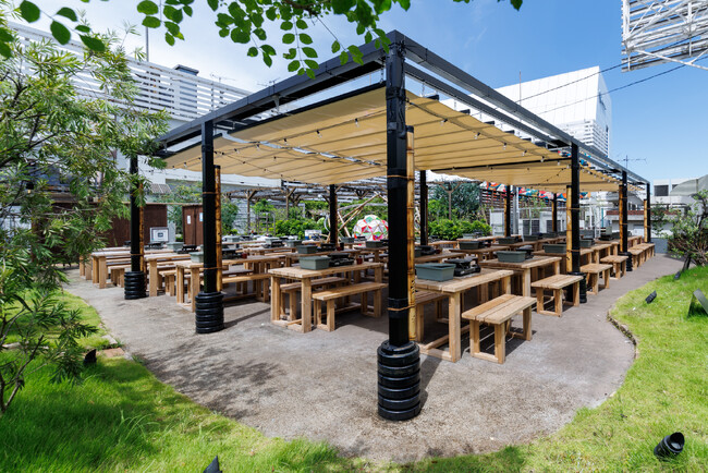 累計15万人来場、新宿駅徒歩0分の屋上ビアガーデン「旅するビアガーデンHello」が“華やかな日本”をテーマに大幅リニューアル。光と装飾が彩る新たな体験空間へ！