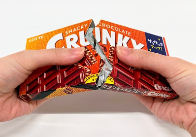 国内一般流通菓子で初！(*1) 新しい開封体験「パキッとオープン(TM)」2年間で50種類以上試作し、品質も大幅リニューアル！「クランキー」「ザクザクやみつきクランキー」4月14日(火)よりリニューアル発売