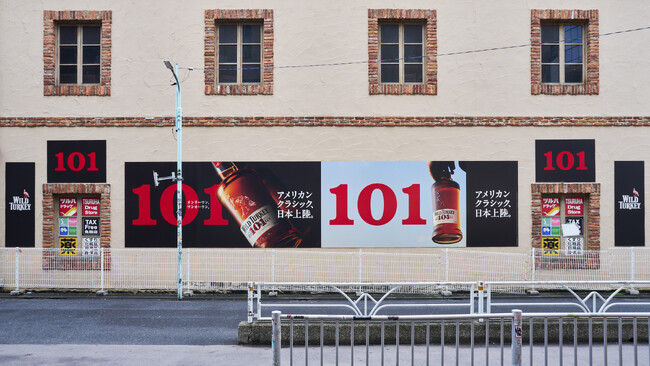 『ワイルドターキー バーボン 101』本格上陸に合わせ、渋谷スクランブル交差点を中心に、500面以上の広告を渋谷一帯で展開！