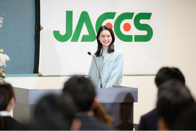 ジャックス、俳優・高石あかりさんをゲストに迎え、2026年度新入社員入社式を開催