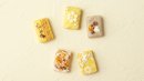 5つの小さなお菓子が入っています