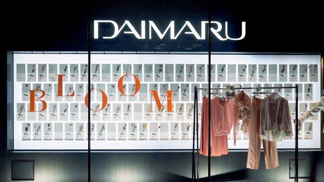 東京駅直結の大丸東京店で、2000本以上の“ロスフラワー(R)”を活用し春の装飾を展開。