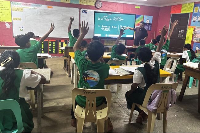 開発途上国の“教材不足”を解決する糸口に。マーシャル諸島共和国の小学校2校に、電子黒板「ミライタッチ」を寄贈。