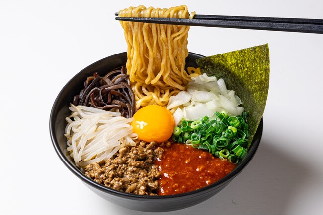九州筑豊ラーメン|創業以来のこだわりを凝縮した「特製まぜそば」が期間限定で登場！重なる食感と自家製ダレが織りなす至福の一杯