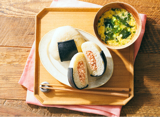 【木村屋總本店】＜新商品＞“おむすび”そっくりのかわいい惣菜パン「おむすびパン(鮭×クリームチーズ)」新発売！