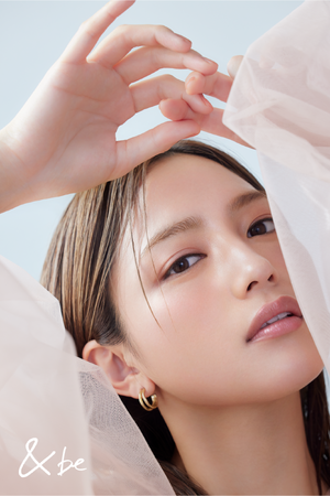 ＜＆be（アンドビー）＞“しっとり質感＆繊細パール”で上品なツヤ肌を演出するパウダーハイライターが登場！
