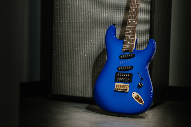 CHARVEL(R)︎から伝説的ギタリスト、ジェイク・E・リーのブルーバースト シグネイチャーモデルを発表