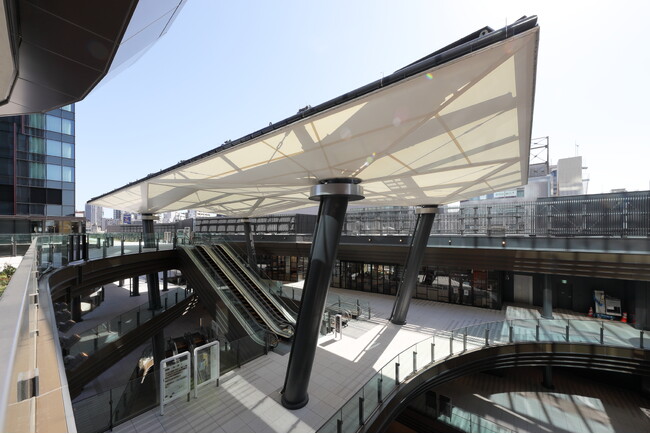 3 月 28 日開業「OIMACHI TRACKS」歩行者デッキに膜屋根が採用