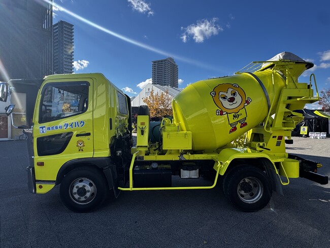 本物の生コンクリートミキサー車が巨大ガラポンに“体験”で伝えるインフラの価値、実車活用の参加型企画を実施