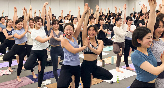 新入社員437名が一斉にヨガ体験！LAVAが実践する“心とカラダを整える”入社式