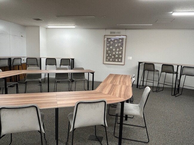 学生の日常に、アートという新たな視点を！NII日本情報産業が上智大学 四谷キャンパス内に人気現代美術作家・風能奈々による作品「雹を集める」の展示を開始。