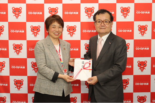 日本コープ共済生活協同組合連合会からたすけあい奨学制度への寄付金授与式が行われました