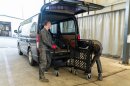 機材を積んでから、空のカゴ台車を積む