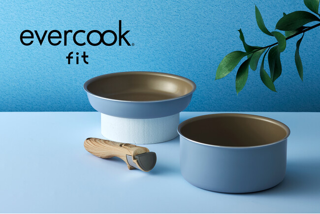 こびりつきにくいから料理初心者も使いやすいツルすべフライパン「evercook fit（エバークック　フィット）」に人気のカラースモーキーブルーの新セット・新サイズが登場
