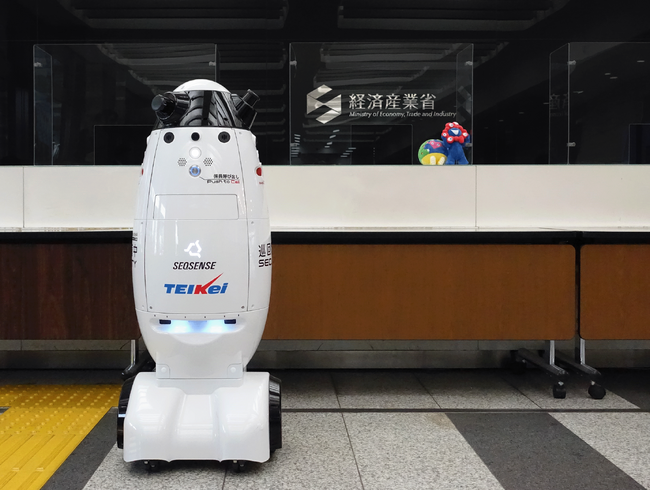 経済産業省 総合庁舎別館にて 自律移動型警備ロボット「SQ-2（エスキューツー）」の本格稼働を開始