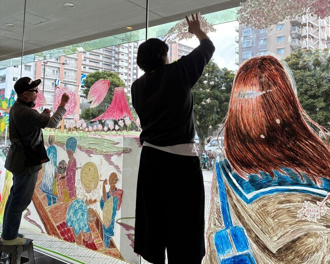 【川崎を彩る16面の春】キットパスで描かれた巨大ウィンドウアートが満開！4月23日（木）、魔法のように消える「一斉水拭きフィナーレ」も実施