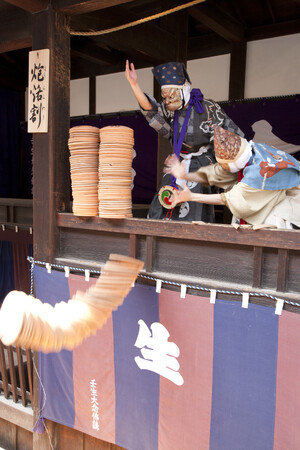 【ザ・プリンス 京都宝ヶ池】「壬生さんのカンデンデン」炮烙(ほうらく)割(わり)で厄払い　壬生寺に奉納する炮烙をホテルロビーで特別に授与いたします。