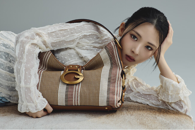 GUESS、ファッションアイコン・ミチを起用した最新ビジュアルを公開