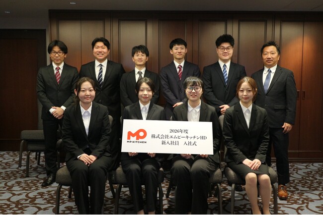 【動画あり】『三田製麺所』など運営のエムピーキッチンHD、2026年度新卒8名が入社　入社式を実施