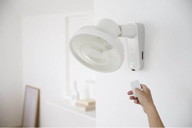【真下も涼しい】シロカ、場所を取らずにすみずみまで送風できる壁掛け扇風機を今年も発売！