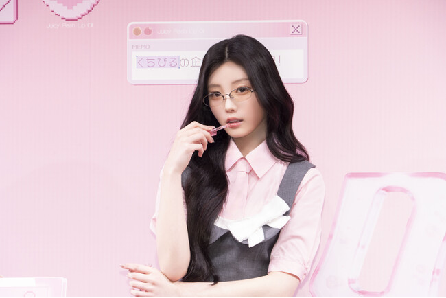 【イベントレポート】ILLIT WONHEEがrom&ndモデルとして初登壇！ロムアンド商事 アイドル課の“課長”としてオフィスルックで新作リップオイルをプレゼン！？