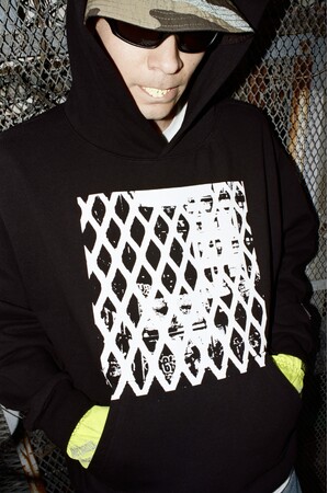 GUESS JEANS、ローカルアーティストと共創するプロジェクト「GUESS JEANS Artist Series」を始動、第一弾コレクションを4月18日（土）より発売
